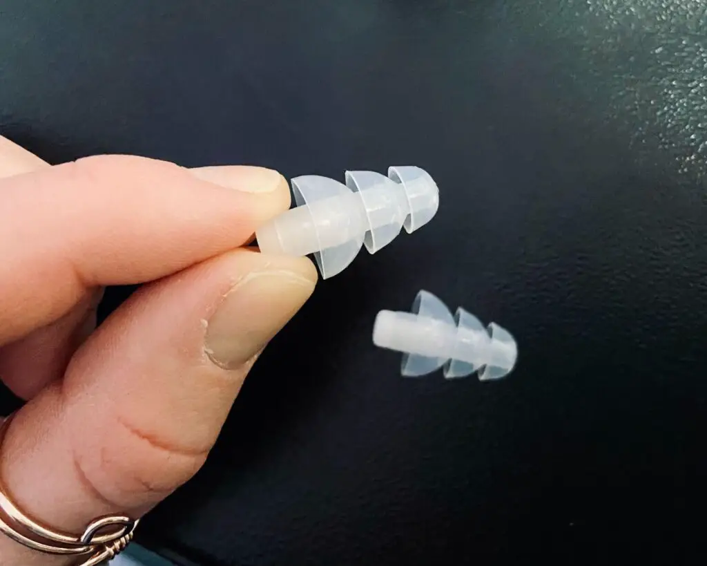 step-1-to-put-on-earplugs-for-music