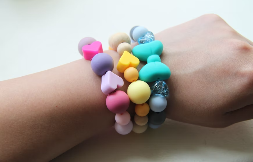 What are PLUR bracelets and how to make them?